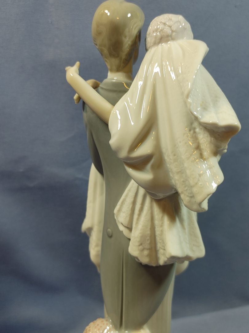 Lladro 1985 Porcelain Figurine #5282, “Over the Threshold”, 11"