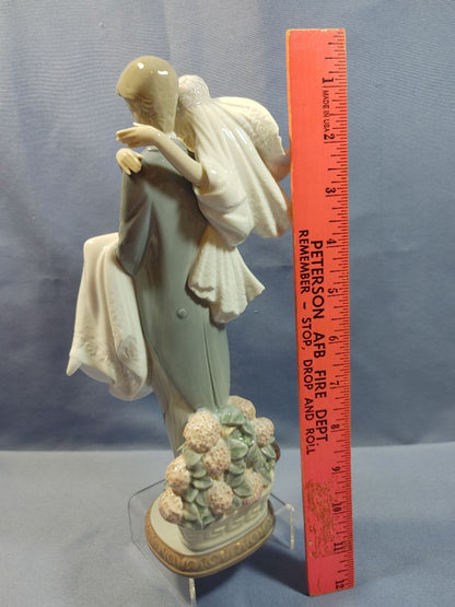 Lladro 1985 Porcelain Figurine #5282, “Over the Threshold”, 11"