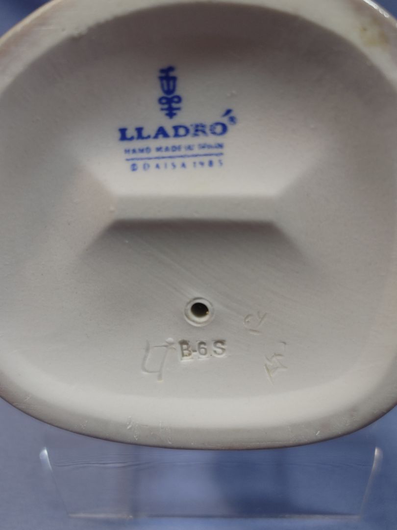 Lladro 1985 Porcelain Figurine #5282, “Over the Threshold”, 11"
