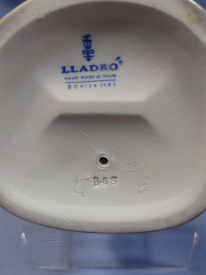 Lladro 1985 Porcelain Figurine #5282, “Over the Threshold”, 11"