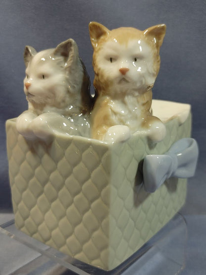 Lladro 2004 Porcelain Figurine, #1080 “Purr-fect-Gift”, Kittens in a Basket, 4"x4.5"