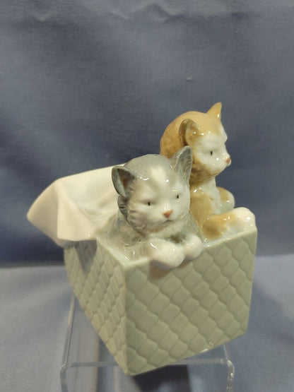 Lladro 2004 Porcelain Figurine, #1080 “Purr-fect-Gift”, Kittens in a Basket, 4"x4.5"