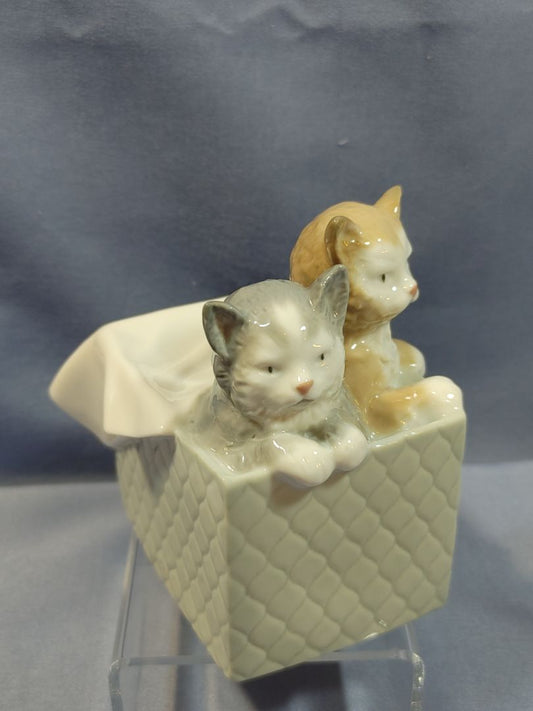 Lladro 2004 Porcelain Figurine, #1080 “Purr-fect-Gift”, Kittens in a Basket, 4"x4.5"