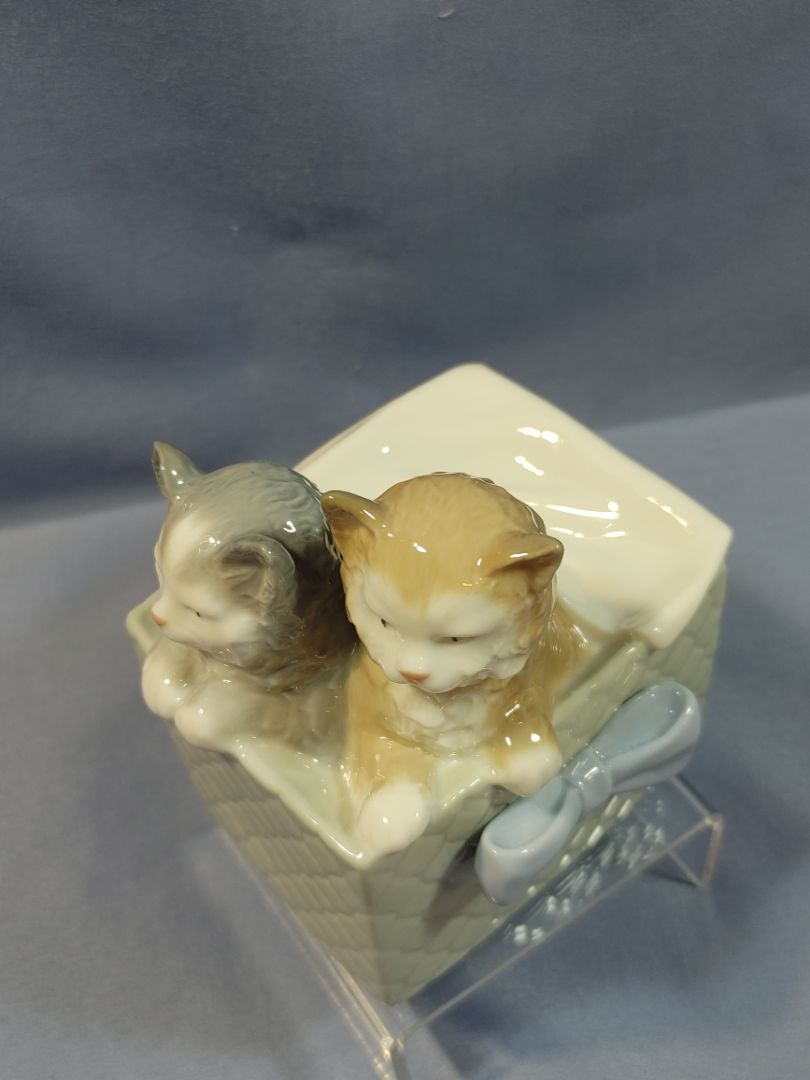 Lladro 2004 Porcelain Figurine, #1080 “Purr-fect-Gift”, Kittens in a Basket, 4"x4.5"