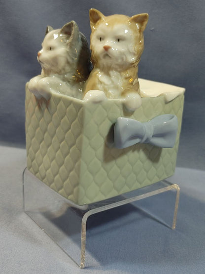 Lladro 2004 Porcelain Figurine, #1080 “Purr-fect-Gift”, Kittens in a Basket, 4"x4.5"