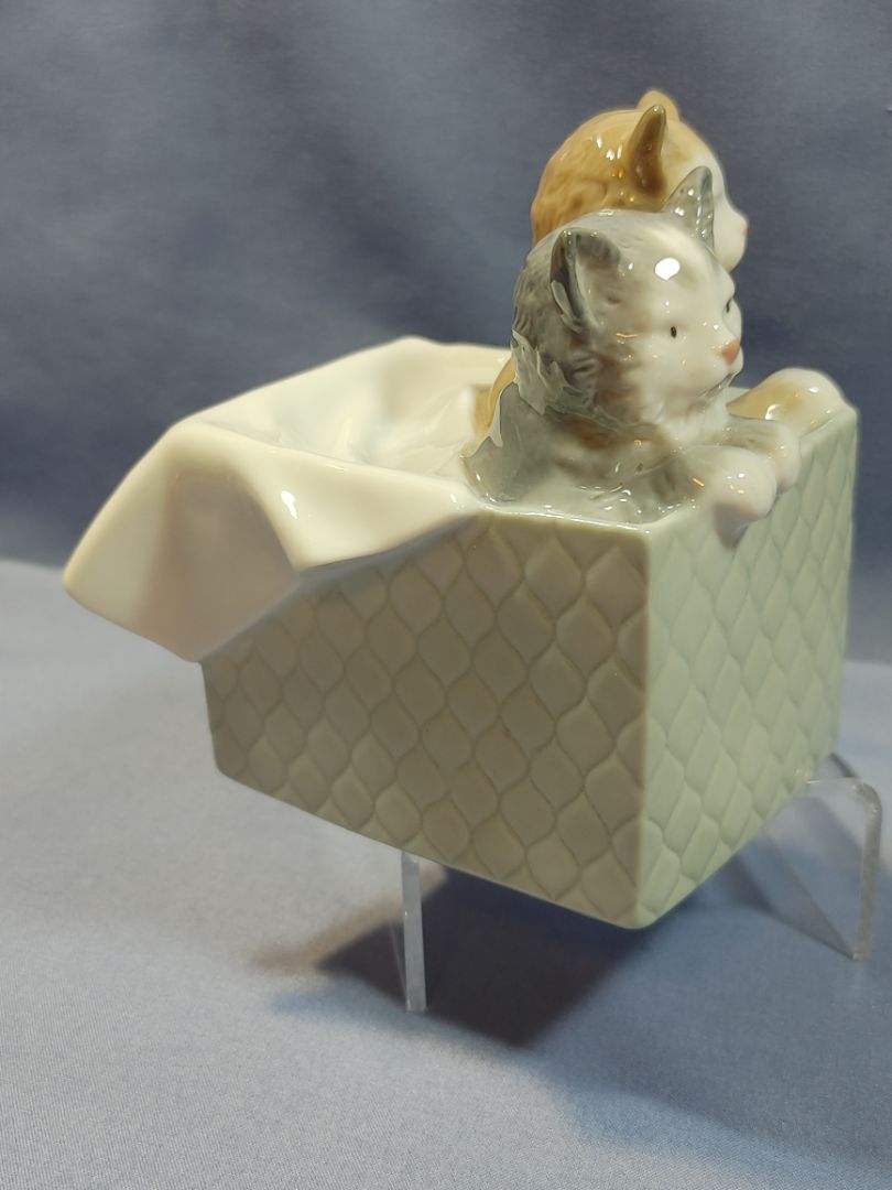Lladro 2004 Porcelain Figurine, #1080 “Purr-fect-Gift”, Kittens in a Basket, 4"x4.5"