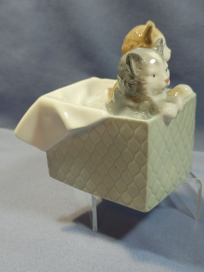 Lladro 2004 Porcelain Figurine, #1080 “Purr-fect-Gift”, Kittens in a Basket, 4"x4.5"