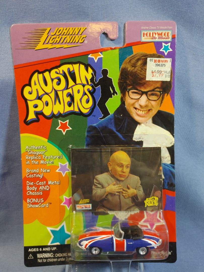 Johnny Lightning AUSTIN POWERS SHAGUAR Hollywood on Wheels w Show Card Mini-Me