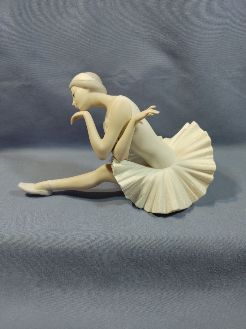 Lladro Death of the Swan Ballerina All White Matte - Very Rare – Gorgeous, 5.5" X 10"