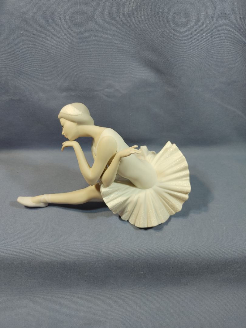 Lladro Death of the Swan Ballerina All White Matte - Very Rare – Gorgeous, 5.5" X 10"