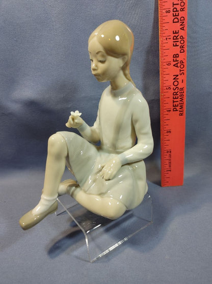 Lladro ‘Seated Girl With Flower' Porcelain Figurine #4596 Retired 6.5"