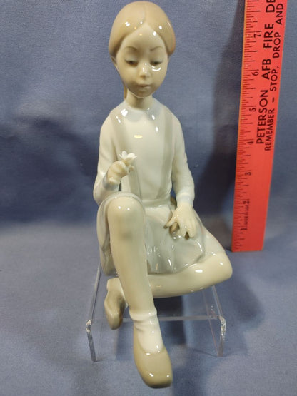Lladro ‘Seated Girl With Flower' Porcelain Figurine #4596 Retired 6.5"