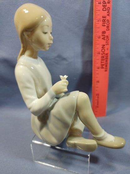 Lladro ‘Seated Girl With Flower' Porcelain Figurine #4596 Retired 6.5"