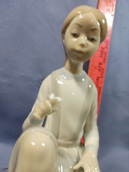 Lladro ‘Seated Girl With Flower' Porcelain Figurine #4596 Retired 6.5"