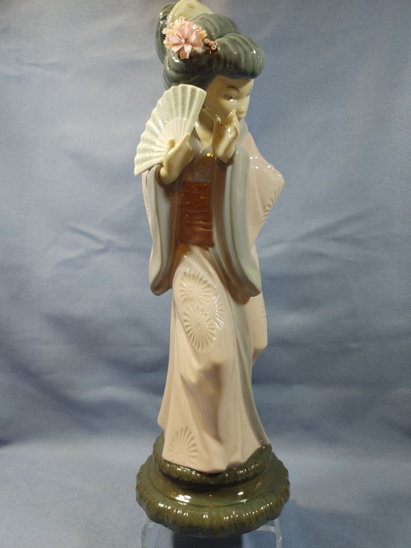 LLADRO Figurine #4990 Japanesita Timida Chrysanthemum Shy Timid Japanese Geisha, Repaired