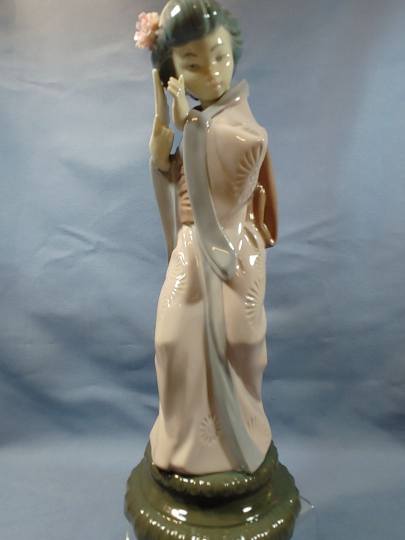 LLADRO Figurine #4990 Japanesita Timida Chrysanthemum Shy Timid Japanese Geisha, Repaired