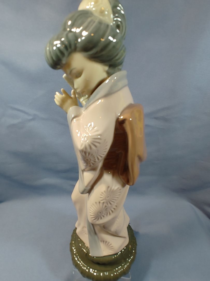 LLADRO Figurine #4990 Japanesita Timida Chrysanthemum Shy Timid Japanese Geisha, Repaired