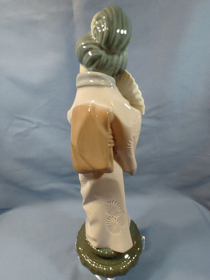 LLADRO Figurine #4990 Japanesita Timida Chrysanthemum Shy Timid Japanese Geisha, Repaired