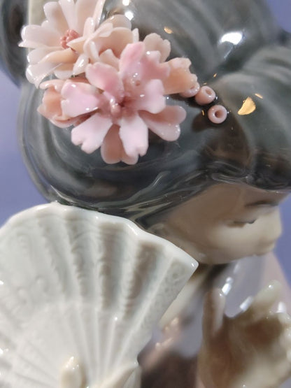 LLADRO Figurine #4990 Japanesita Timida Chrysanthemum Shy Timid Japanese Geisha, Repaired
