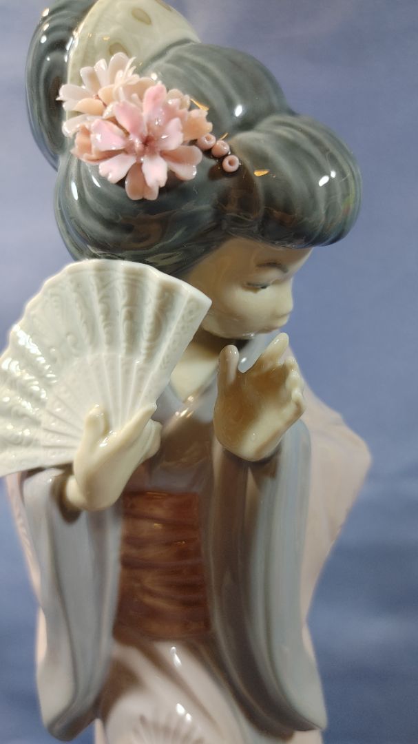 LLADRO Figurine #4990 Japanesita Timida Chrysanthemum Shy Timid Japanese Geisha, Repaired