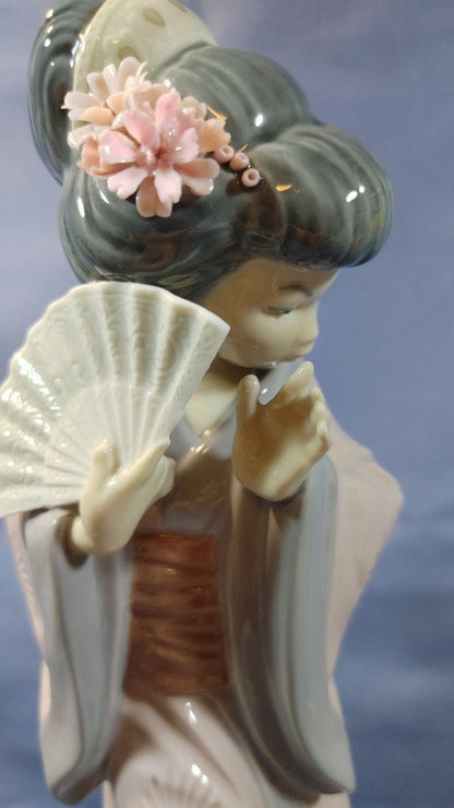 LLADRO Figurine #4990 Japanesita Timida Chrysanthemum Shy Timid Japanese Geisha, Repaired
