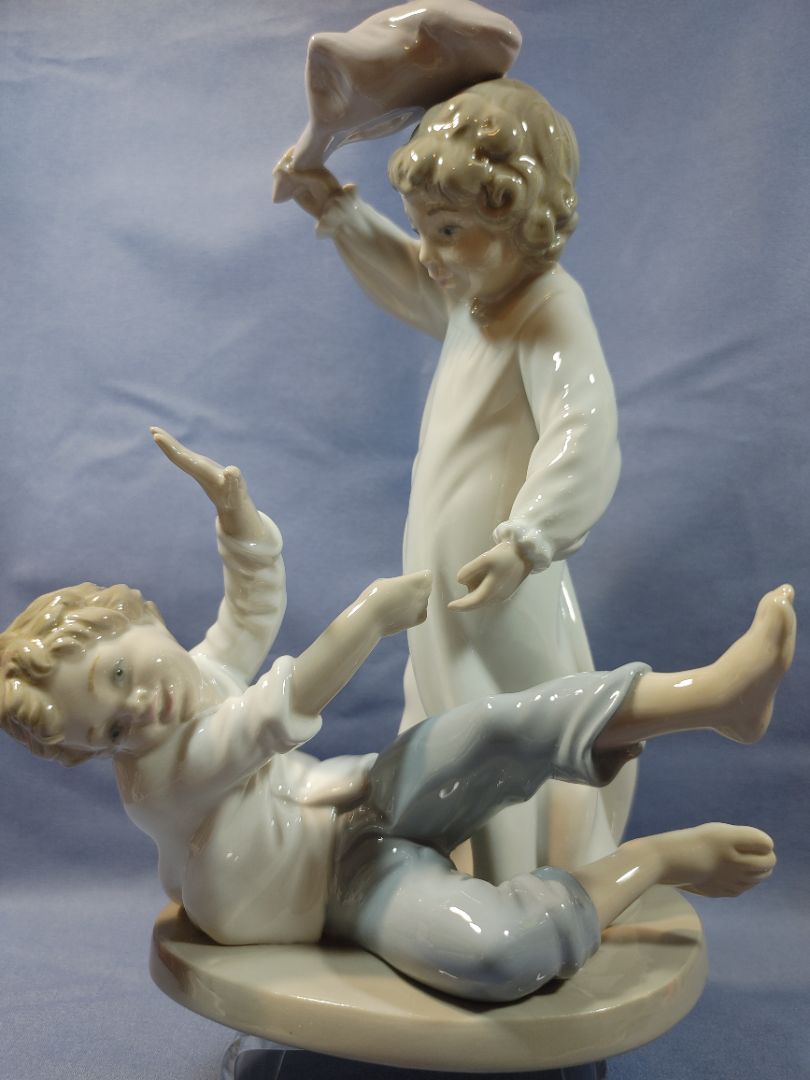 NAO Lladro "Pillow Fight" Porcelain Figurine #0281