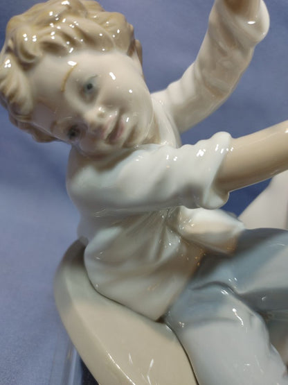 NAO Lladro "Pillow Fight" Porcelain Figurine #0281