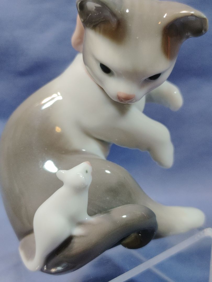 Lladro "Cat and Mouse" figurine, #5236, 3.5"