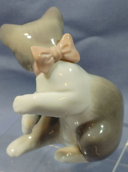 Lladro "Cat and Mouse" figurine, #5236, 3.5"