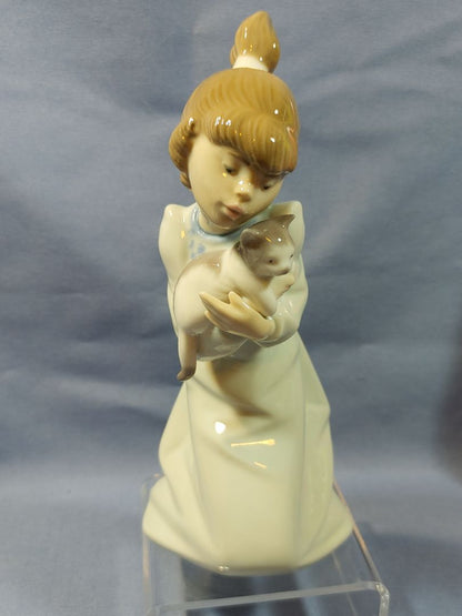 Lladró #5712 Sleepy Kitten Girl Holding Cat Porcelain Figurine Spain Retired