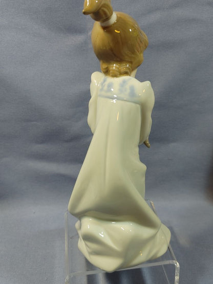 Lladró #5712 Sleepy Kitten Girl Holding Cat Porcelain Figurine Spain Retired
