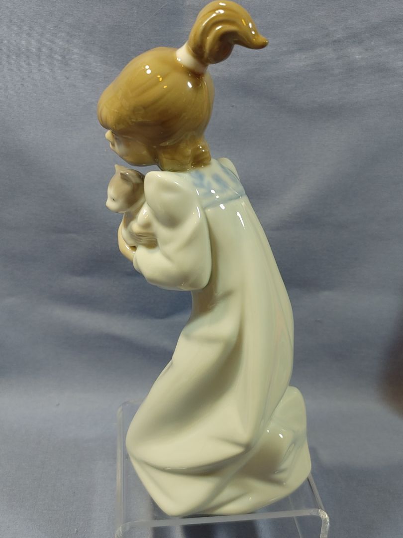 Lladró #5712 Sleepy Kitten Girl Holding Cat Porcelain Figurine Spain Retired