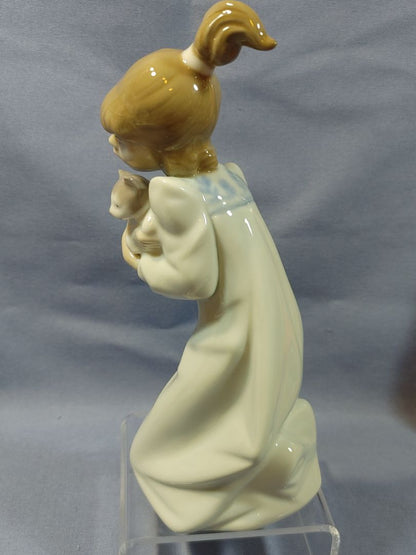Lladró #5712 Sleepy Kitten Girl Holding Cat Porcelain Figurine Spain Retired