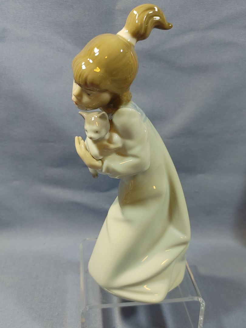 Lladró #5712 Sleepy Kitten Girl Holding Cat Porcelain Figurine Spain Retired
