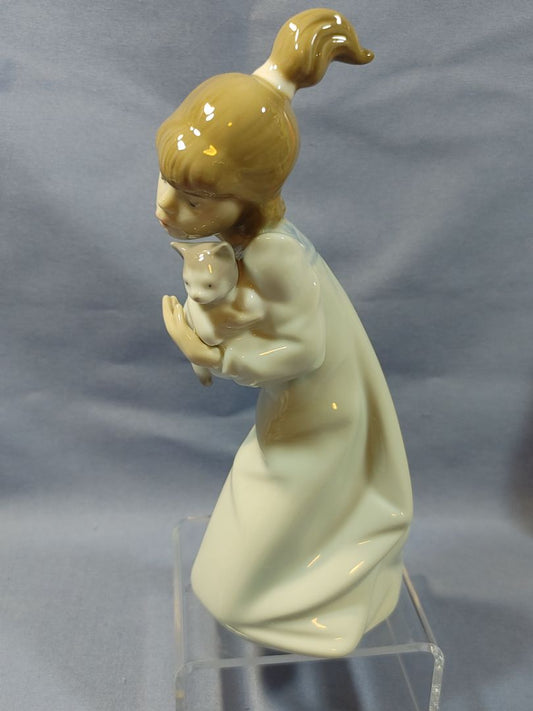 Lladró #5712 Sleepy Kitten Girl Holding Cat Porcelain Figurine Spain Retired