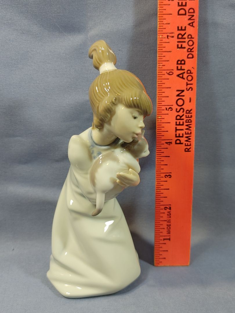Lladró #5712 Sleepy Kitten Girl Holding Cat Porcelain Figurine Spain Retired