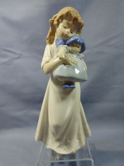 Nao By Lladro "We're Sleepy" Girl With Doll Porcelain Figurine #1107