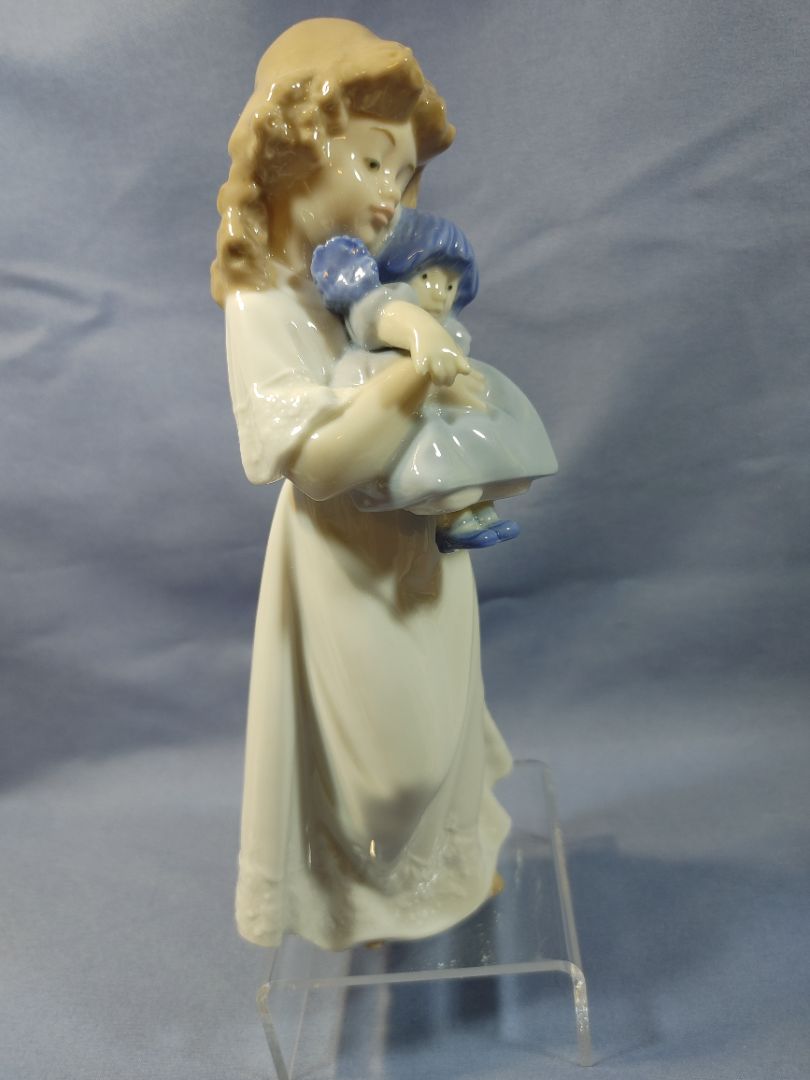 Nao By Lladro "We're Sleepy" Girl With Doll Porcelain Figurine #1107