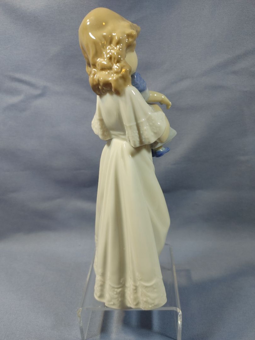Nao By Lladro "We're Sleepy" Girl With Doll Porcelain Figurine #1107