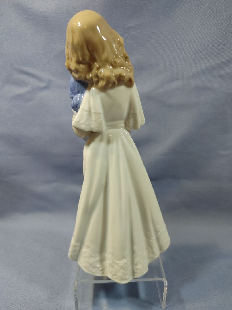 Nao By Lladro "We're Sleepy" Girl With Doll Porcelain Figurine #1107