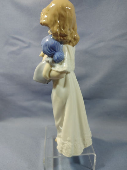 Nao By Lladro "We're Sleepy" Girl With Doll Porcelain Figurine #1107