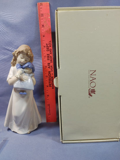 Nao By Lladro "We're Sleepy" Girl With Doll Porcelain Figurine #1107