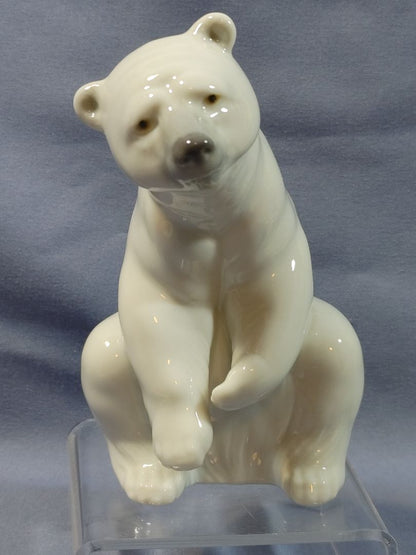 LLADRO WHITE POLAR BEAR SEATED FIGURINE,  #1209 RETIRED