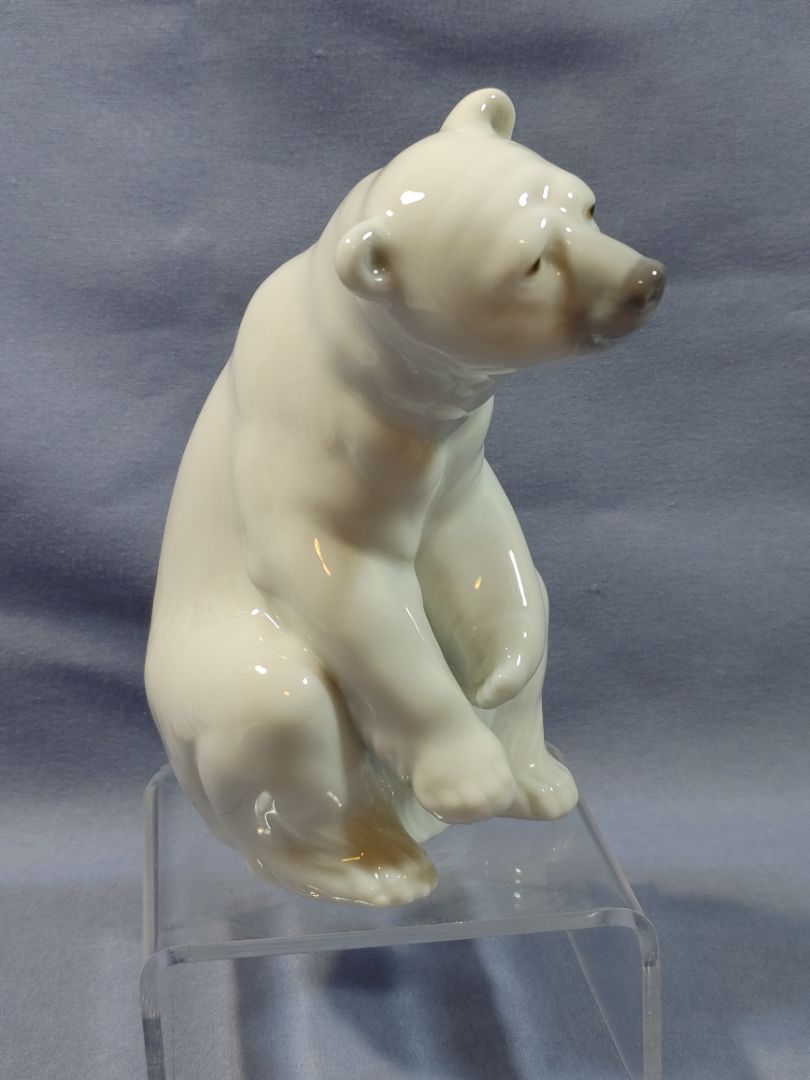 LLADRO WHITE POLAR BEAR SEATED FIGURINE,  #1209 RETIRED