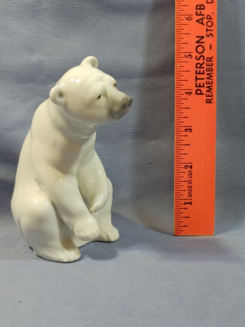 LLADRO WHITE POLAR BEAR SEATED FIGURINE,  #1209 RETIRED