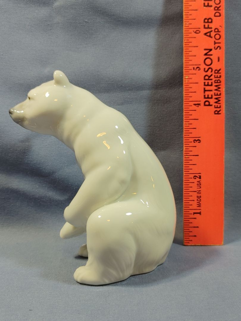 LLADRO WHITE POLAR BEAR SEATED FIGURINE,  #1209 RETIRED