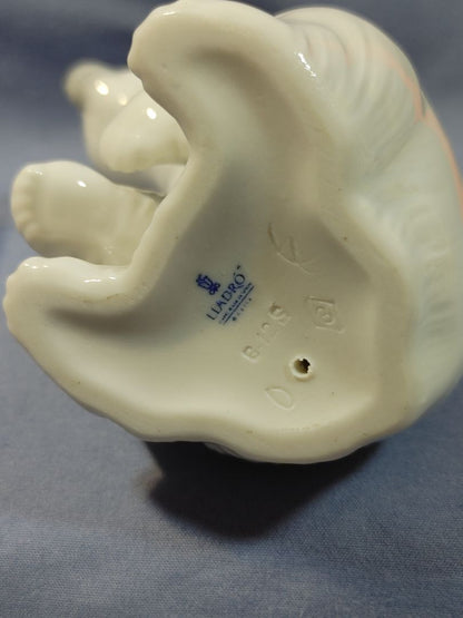 LLADRO WHITE POLAR BEAR SEATED FIGURINE,  #1209 RETIRED