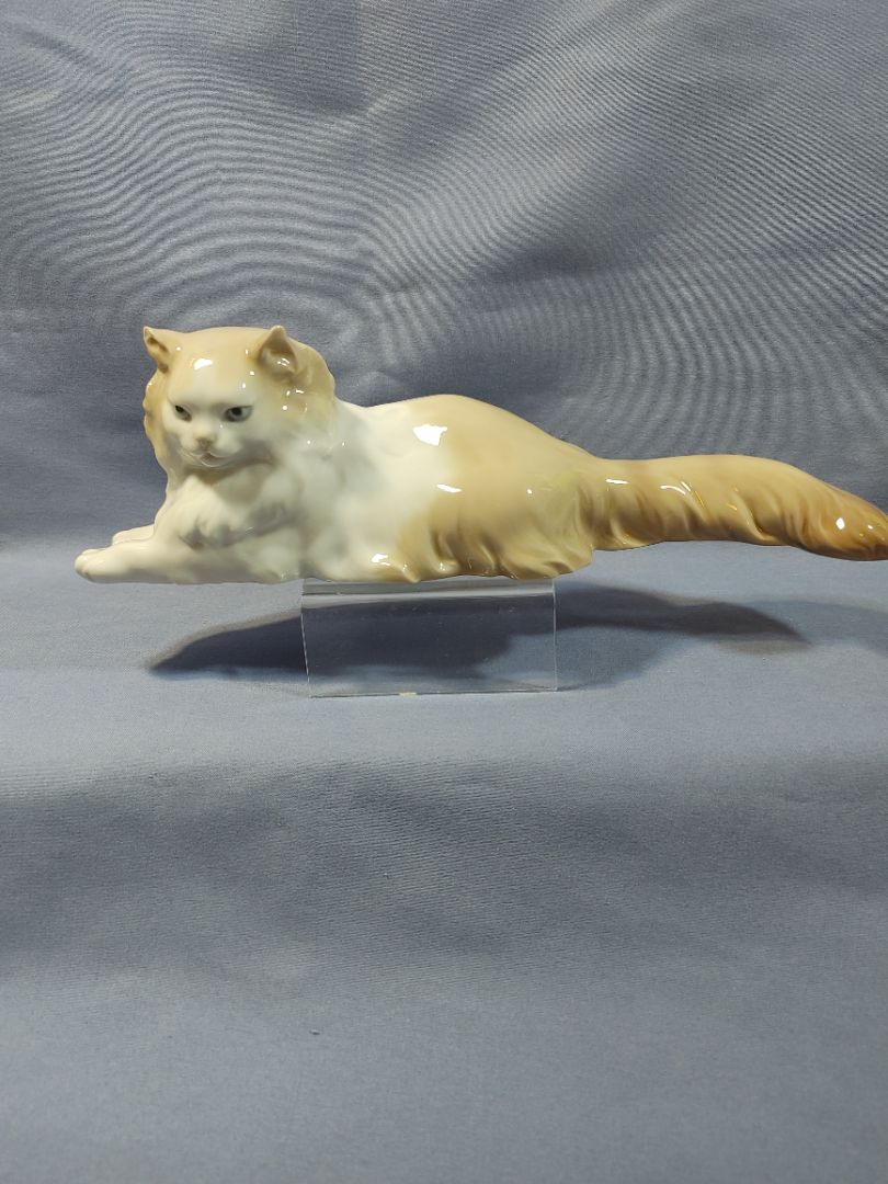 NAO LLADRO CAT ANGORA PERSIAN BEAUTIFUL LYING CAT OR KITTEN