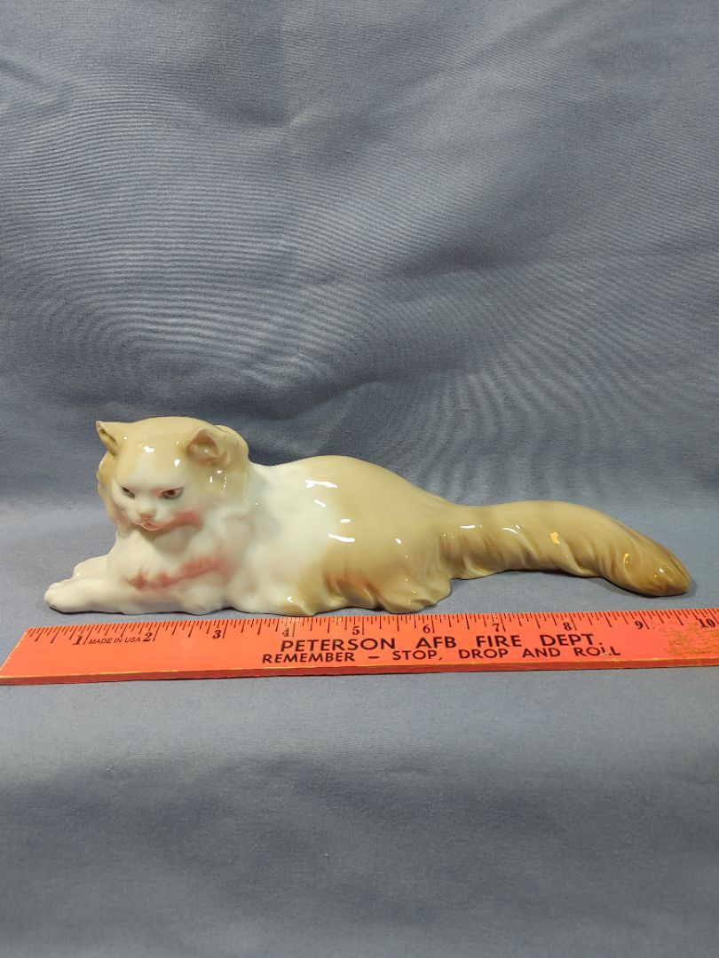 NAO LLADRO CAT ANGORA PERSIAN BEAUTIFUL LYING CAT OR KITTEN