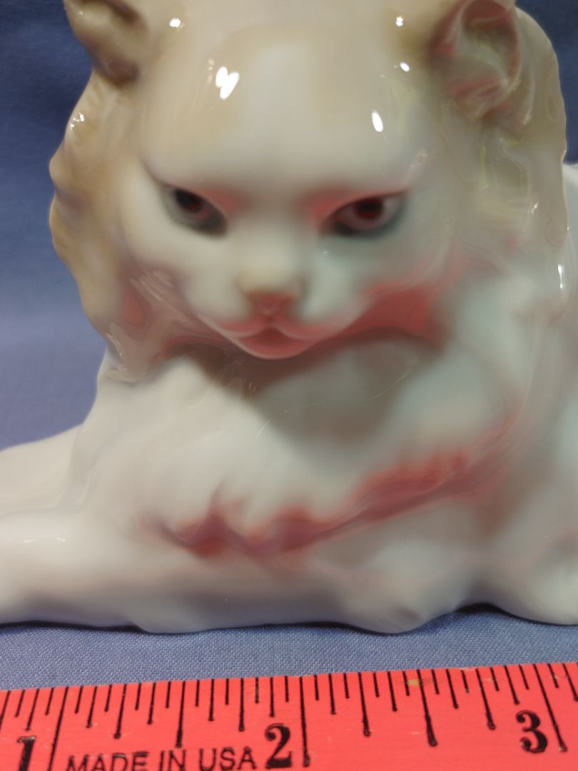 NAO LLADRO CAT ANGORA PERSIAN BEAUTIFUL LYING CAT OR KITTEN